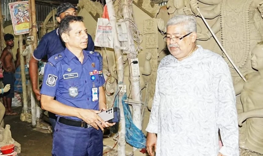 কুমিল্লায় শারদীয় দুর্গাপূজা উপলক্ষে পুলিশ সুপারের পূজা মন্ডপ পরিদর্শন